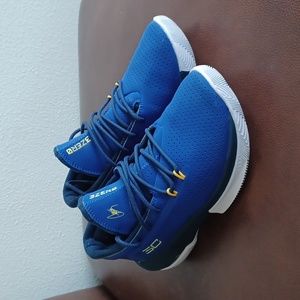 Under Armour 30 Youth Boys Shoes Size 6.5